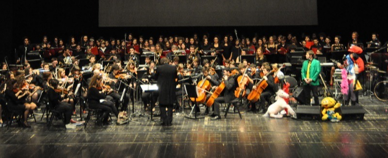 La nostra Orchestra Giovanile: 80 giovani orchestrali che suonano insieme, con passione e voglia di divertirsi, sperimentando ed eseguendo repertori dal barocco al pop-rock, con concerti in Italia e tourneè all'estero.